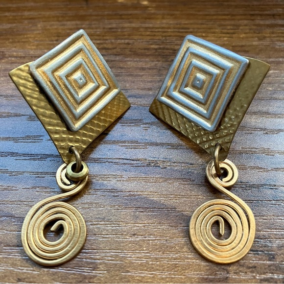 Diamond shaped Gold tone clip ons - Picture 1 of 3